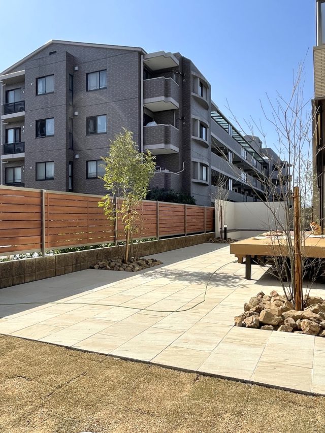 【達匠のフェンス施工事例】庭側から見た高さ約1.4mの木調フェンス。一定のプライバシーを確保しつつ防犯にもちょうどいい高さ。