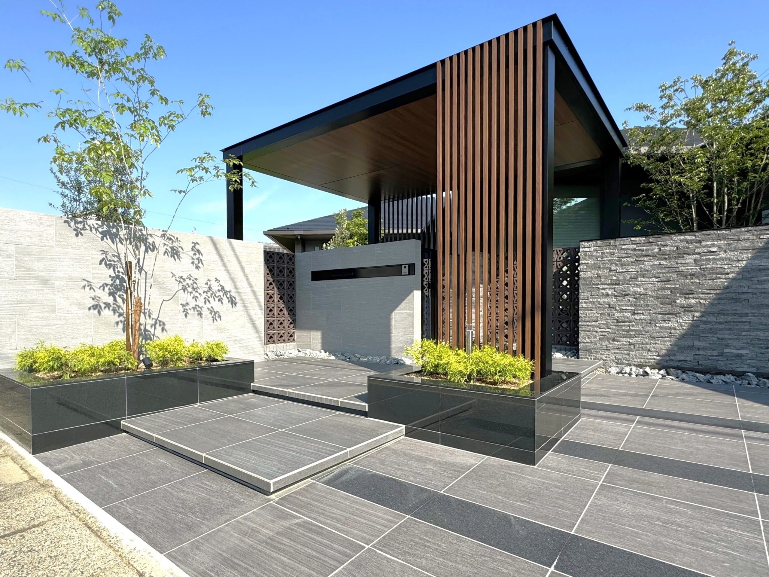 昼夜で変わるライティングが魅力の外構デザイン ｜有限会社達匠