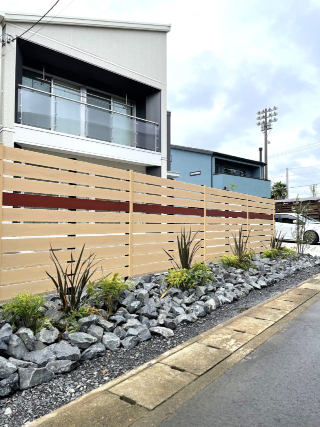 【達匠のフェンス施工事例】庭の外周に設置された目隠しフェンス。高さ約2mの仕様でプライバシーを確保している。