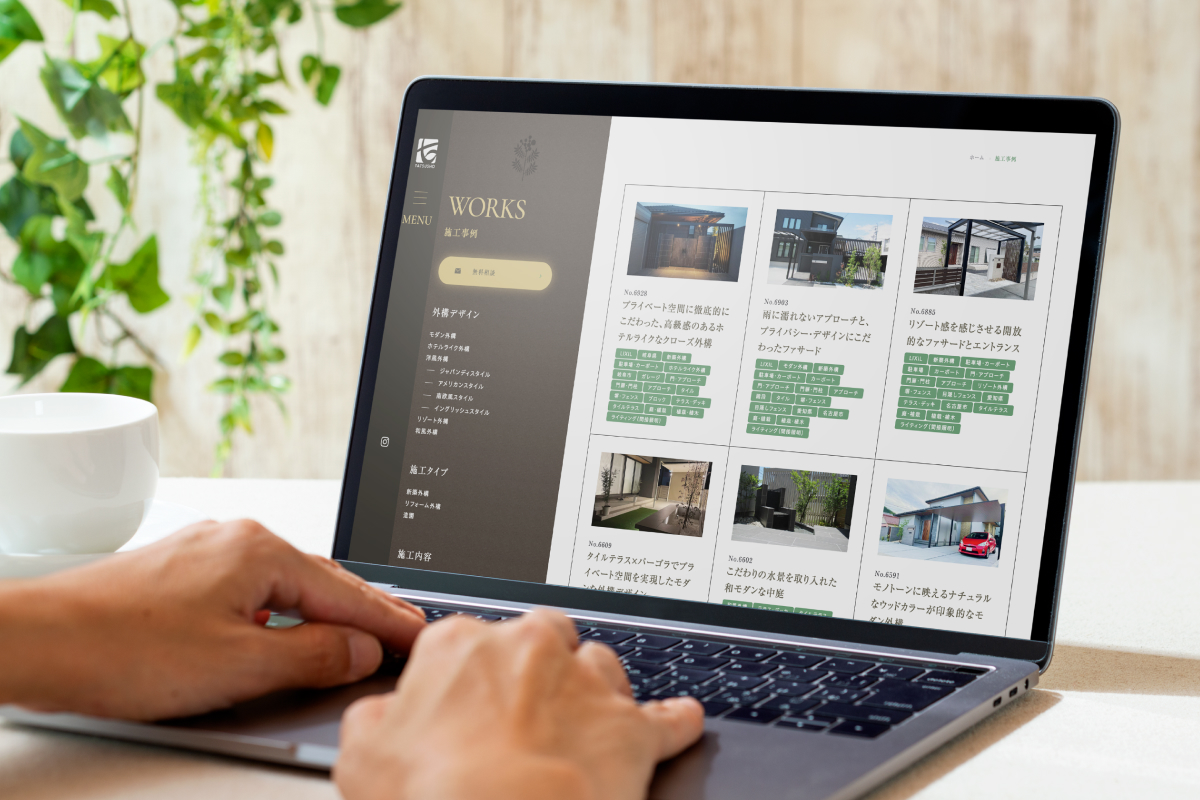 達匠の施工事例をパソコンで見ている様子