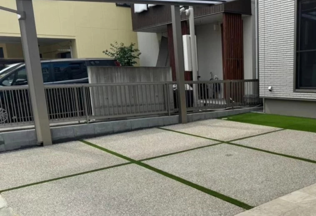 【達匠のフェンス施工事例】化粧ブロックを2段積んだ上に縦格子フェンスを設置した外構。全体で高さ約1.2mの境界フェンス。